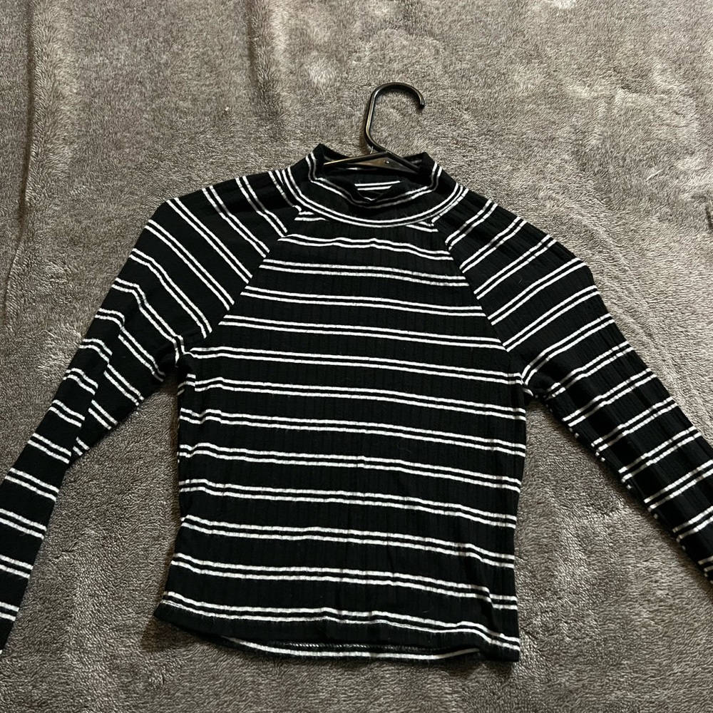 Black and white cropped turtleneck